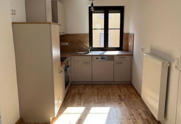 2 Zimmer-Wohnung, Parkett, EBK, Badewanne, Main- und Festungsblick