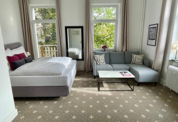 möblierte helle Altbauwohnung mit Weitblick