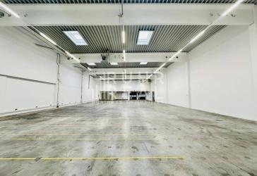 Repräsentativer Hallen-/ Bürokomplex | Rampe & ebenerdig | direkt am Flughafen