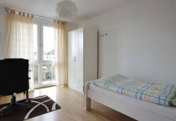 helles freundliches Gästezimmer für weibliche Gäste in Leinfelden-Echterdingen -WOHNEN AUF ZEIT-