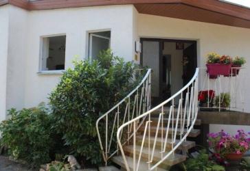 4 Schlafzimmer und 2 Bäder! Extravagante Wohnung in 2-Familienhaus mit 2 Terrassen und großem Garten