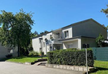 * Ab sofort frei ! * Große und renovierte 3- Raum Wohnung mit eigenem Garten ! * Provisiosnfrei ! *