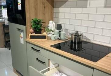 helle 2-Raum-Wohnung im DG mit Einbauküche