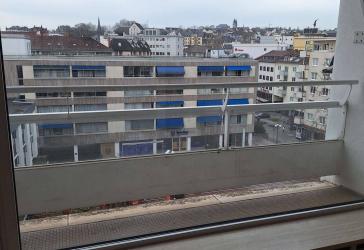 Top-Lage: Teilmöbliertes Appartement Blickrichtung Kaiser-Friedrichplatz, 5. OG mit Balkon und Aufzug