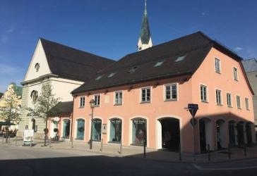Individuelle charmante Dachgeschosswohnung in einem schönen sanierten Altbau.