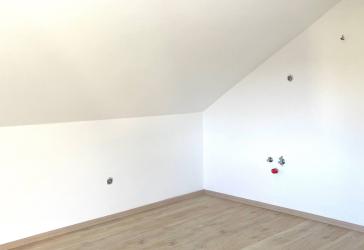 Ruhige 3-Zimmer-Dachgeschosswohnung in einem 3-Familienhaus in Regensburg-Harting