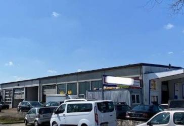 Zentral, in bester Lage - Werkstatthallen, Kopfbau, Garagen & Freiflächen