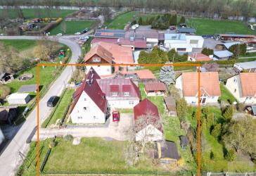 Kapitalanlage: Voll vermietetes 2-Familienhaus mit großem Garten | Nebengebäude mit 2 Garagen und Wohnraum | Naturnahe Lage mit guter Verkehrsanbindu