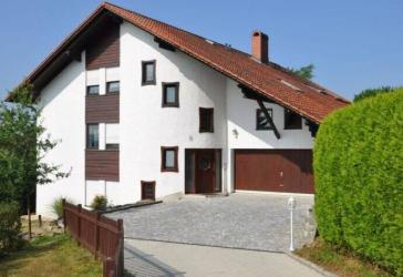 Sonnenverwöhnte 4-Zimmer-Obergeschoßwohnung in gepflegter Landhausvilla mit Balkon und unverbaubarem Fernblick