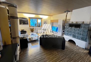 82 m² plus Hobbyraum im Spitzboden - helle 3-Zimmer-Wohnung in Rosenberg mit Balkon und Garage