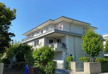 Obermenzing: Wunderschöne 3-Zimmerwohnung mit Südwestbalkon in 8 Familienhaus