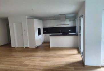 Neubauwohnung 3,5 Zimmer, großzügig mit TG, Aufzug in zentraler Lage