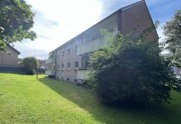 Kapitalanlage: vermietete 4-Zimmer Wohnung mit Balkon und 3 Stellplätzen