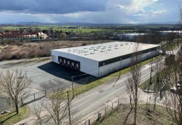 Halle mit Laderampe