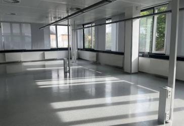Repräsentatives Gebäude mit voll ausgestatteten Büro- und Laborflächen