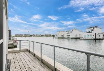 Schwimmendes Haus: Luxuriöse Eleganz direkt auf der Schlei