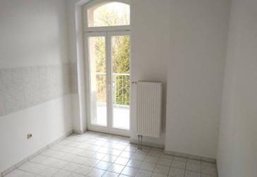 Separate EG-3-Zi.-Wohnung mit großem Balkon und Glasfaseranschluss in freundlichem Haus