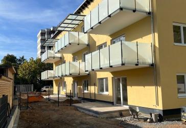 Neue, hochwertige 2-Zimmer-Mietwohnung mit Balkon und PKW-Stellplatz