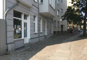 Sofort bezugsfreies Teilgewerbe: Büro, Praxis oder Laden mit Schaufenster und 2 separaten Eingängen, teilbar