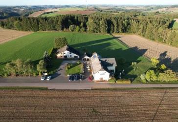 Attraktive, freistehende Ein-/Zweifamilienhaus bietet Platz für die ganze Familie!