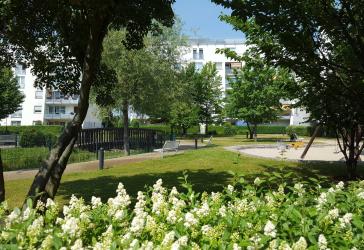 Nette Mieter seit 1996 - Preis inkl. TG-Stellplatz - sehr gute Infrastruktur - gepflegte 2-Raum-WE mit Balkon, Aufzug und Tiefgarage