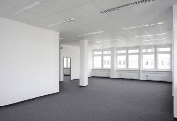 Helle Flächen in Büropark mit Dienstleistungspaket