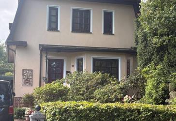 Beste Lage in Pinneberg-Quellental: Altbau-Villa mit viel Charme - ca. 110 qm Wohnfl. + ca. 35 qm Nutzfl. im Spitzboden und Vollkellerl