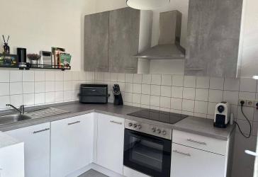 Perfekt für Singles und junge Leute 2-Raum-Wohnung mit moderner Einbauküche in Nebenstraße