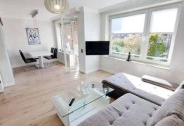 Top Wohnung / neues Vollbad/ EBK/ Fußbodenheizung/ Garage / 2 Balkone/ möbliert/ lichtdurchflutet / ab 01.09.2026 frei