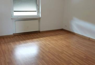 Sonnige & gepflegte 3-Zimmer-Wohnung mit Balkon - in Schweinfurt (nahe Musikerviertel) inkl. Einbauküche zu vermieten. Innenstadtnähe!