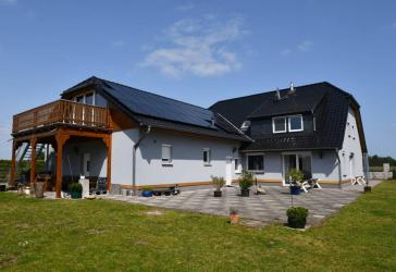 Modernes, energieeffizientes Wohnhaus mit Einliegerwohnung und Pferdestall in Fast Alleinlage