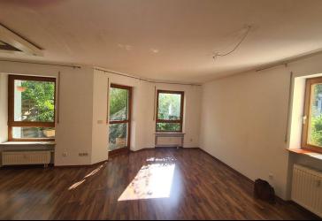 Attraktive, schöne, helle Gartenwohnung mit EBK, Terrasse und bei Bedarf mit Stellplatz sowie Tiefgarage