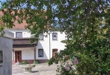 ehemaliger Dreiseitenhof mit Wohnhaus und Anbauten in Thallwitz