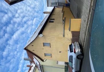 kleines Haus mit kleinem Garten zu verkaufen