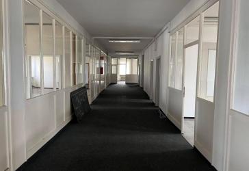 Ehemaliges Bürogebäude (ca. 500 m²) - ideal als Lagerfläche - teilbar dank 2 separaten Eingängen