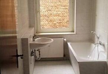 Günstige 2 Raum - Whg. , Laminatboden u. Bad mit Wanne