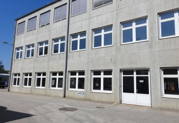 Lichtdurchflutete HALLE für PRODUKTION / LAGER ca.1.358m²- Stellplätze vorhanden!!
