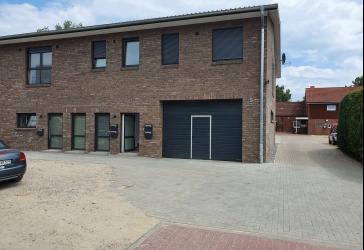 Neuwertige kleine Halle mit Rolltor, beheizbar