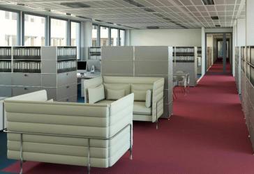 Modernes Büroensemble mit begrünten Außenanlagen