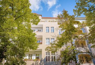 2-Zimmer-Altbauwohnung mit Balkon in Wilmersdorf - attraktive Kapitalanlage!