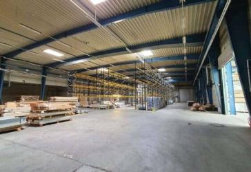 ** ca. 2.800 m² Vielseitig nutzbare Hallenfläche zu vermieten **Top Lage an der A3**