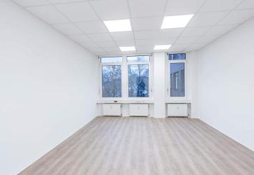 Perfekte Arbeitsbedingungen: Große Bürofläche mit voll ausgestatteter Teeküche