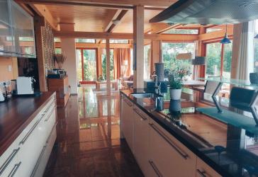 Lichtdurchflutete, energieeffiziente Villa aus Holz, Glas und Stein