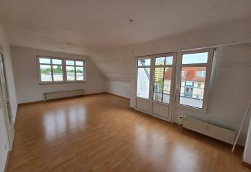 Lichtdurchflutete Dachgeschosswohnung mit Terrasse – 3 Zimmer auf fast 97 m²