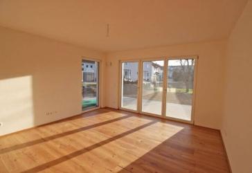 2-Zimmer-Wohnung im Erdgeschoss mit sonniger Terrasse und Einbauküche