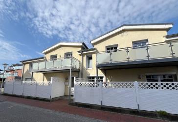 Büsum: Großzügiges Wohnhaus mit zwei Ferienwohnungen und einer Mietwohnung am Ostdeich
