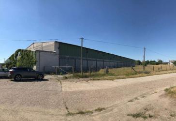 Große Gewerbehalle mit PV Anlage und umliegenden Freiflächen