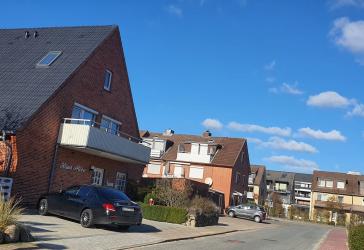 4 Minuten Fußweg zum Wasser, Super elegante provisionsfreie 2 Zimmer EG Wohnung mit 101 m², Süd Terasse, beste Lage in Büsum, zu verkaufen.