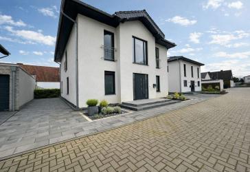 'Neubau - Keine Stangenware: High-End Galeriehaus mit fertig angelegter Aussenanlage'