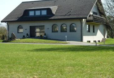 Sie suchen kurze Wege zwischen Wohnen, Hobby und Beruf? Repräsentatives EFH und Gewerbeflächen in Anröchte